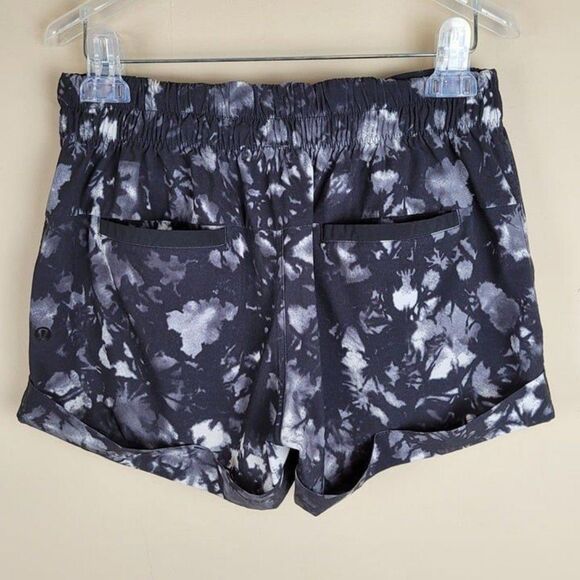 Lululemon Size 6 Spring Break Away Short II Dusk Dye White Black - Picture 3 of 9